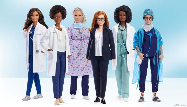 H Σάρα Γκίλμπερτ, τρίτη από δεξιά, είναι μια από τις έξι γυναίκες από τον χώρο της ιατροφαρμακευτικής περίθαλψης που αποκτά μία κούκλα Barbie προς τιμή της.