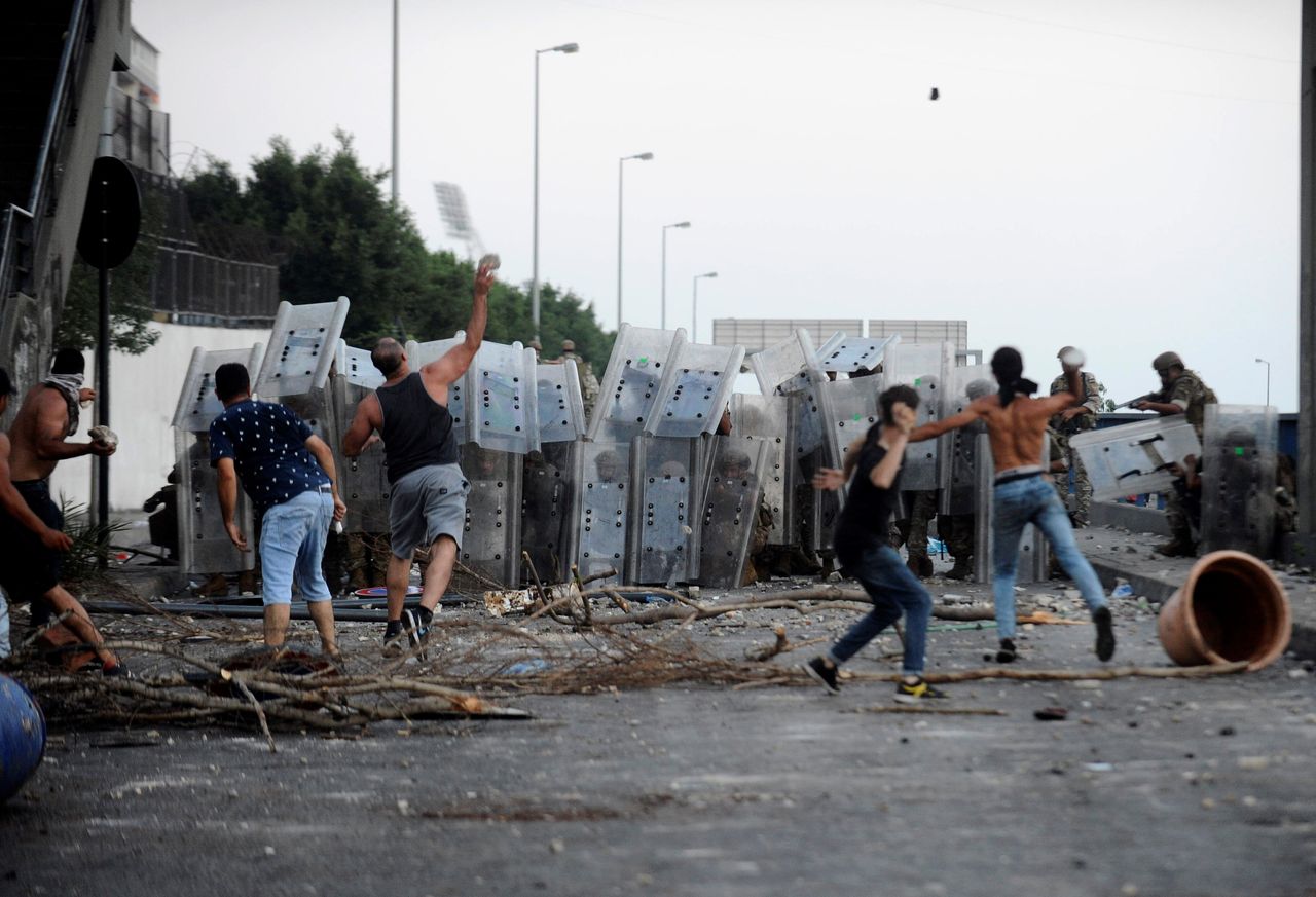 Διαδηλωτές ρίχνουν πέτρες εναντίον μελών του στρατού του Λιβάνου στη Βηρυτό τον Ιούλιο καθώς οι διαδηλώσεις συνεχίζονται.