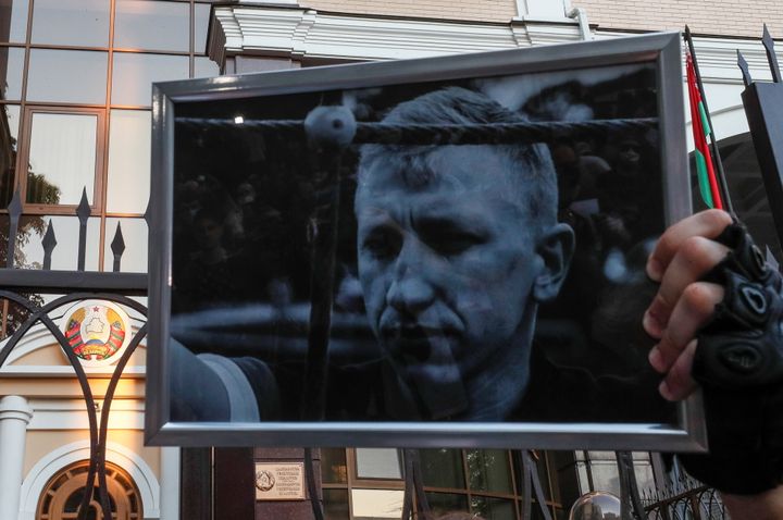 Ακτιβιστής κρατά πορτρέτο του Βιτάλι Σίσοφ ο οποίος βρέθηκε κρεμασμένος σε πάρκο του Κιέβου στις 3 Αυγούστου 2021. REUTERS/Gleb Garanich
