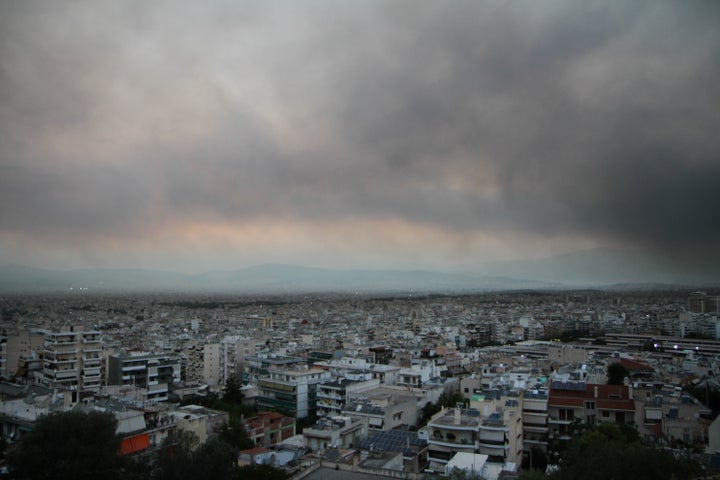 Πυκνός καπνός κάλυψε το λεκανοπέδιο από την πυρκαγιά στην Βαρυμπόμπη