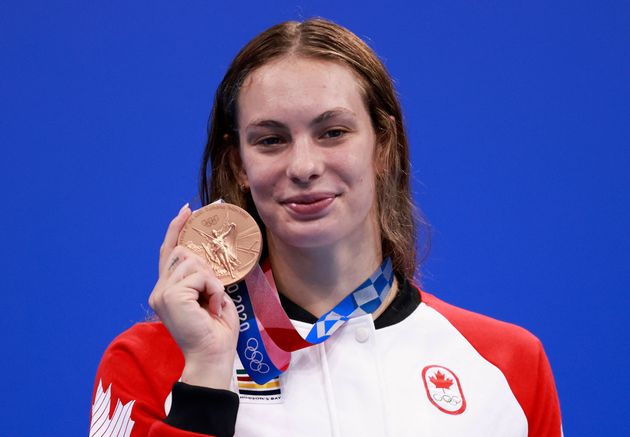 La Canadienne Penny Oleksiak avec sa médaille de bronze lors de la finale du 200m nage libre femmes aux JO de Tokyo le 28 juillet 2021.