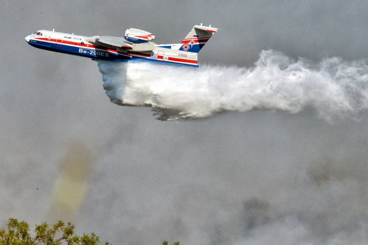 Το Beriev επιχειρεί στην περιοχή της Άνω Αλμυρής στην Κορινθία, Σάββατο 24 Ιουλίου 2021 (ΒΑΣΙΛΗΣ ΨΩΜΑΣ/ EUROKINISSI)