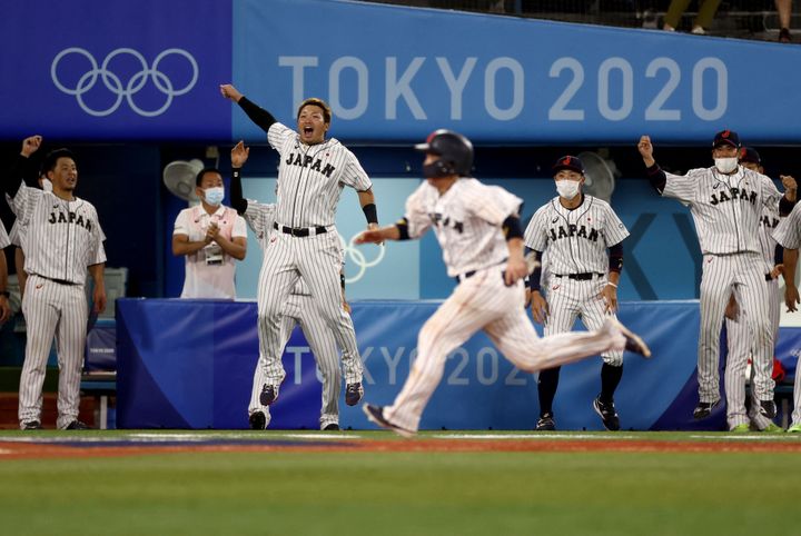 準決勝の韓国戦で、8回裏に山田哲人選手がツーベースヒットを放ち、喜ぶ日本代表チーム