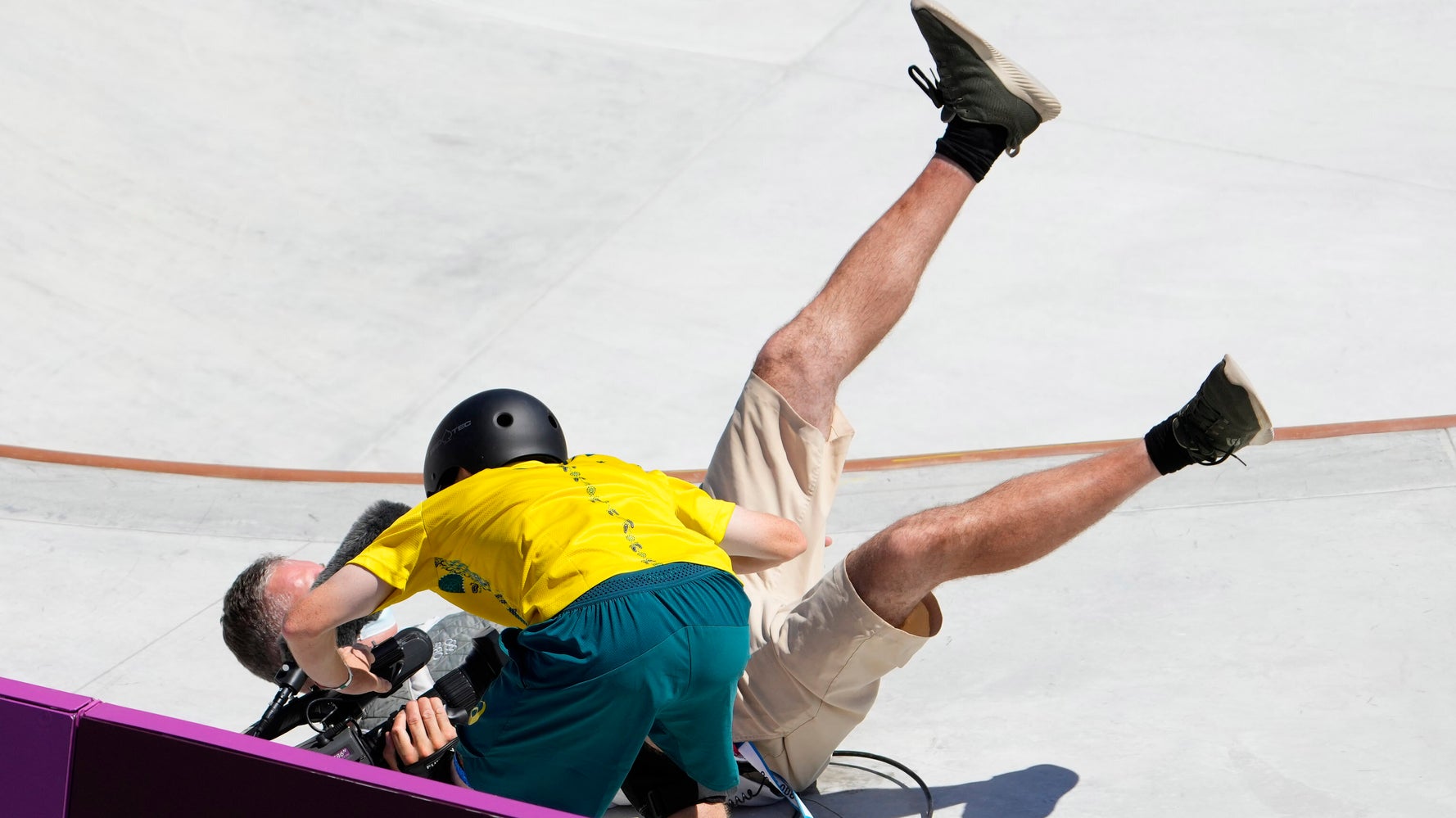 スケボー選手とカメラマンが衝突 直後の 笑顔でグータッチ に反響 動画 ハフポスト News スケボー選手とカメラマンが衝突 直後の 笑顔でグータッチ に反響 動画 ハフポスト News