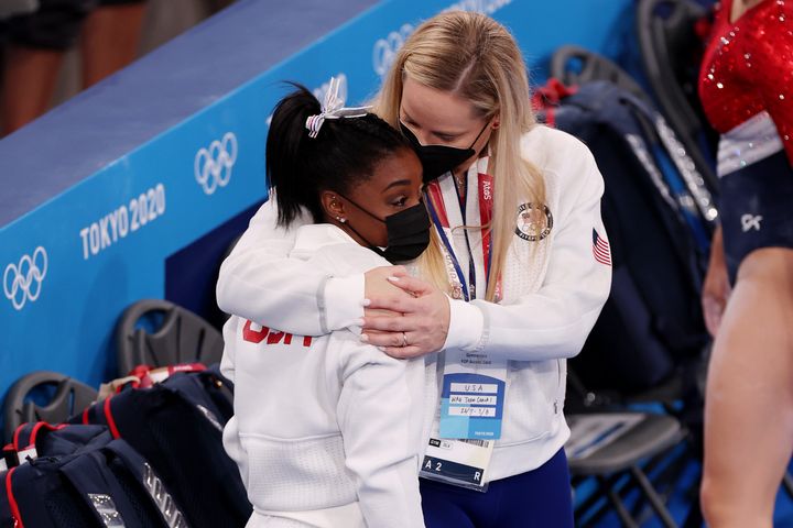棄権した試合でバイルス選手を抱きしめる、アメリカ女子体操チームのセシル・ランディコーチ（2021年7月27日）