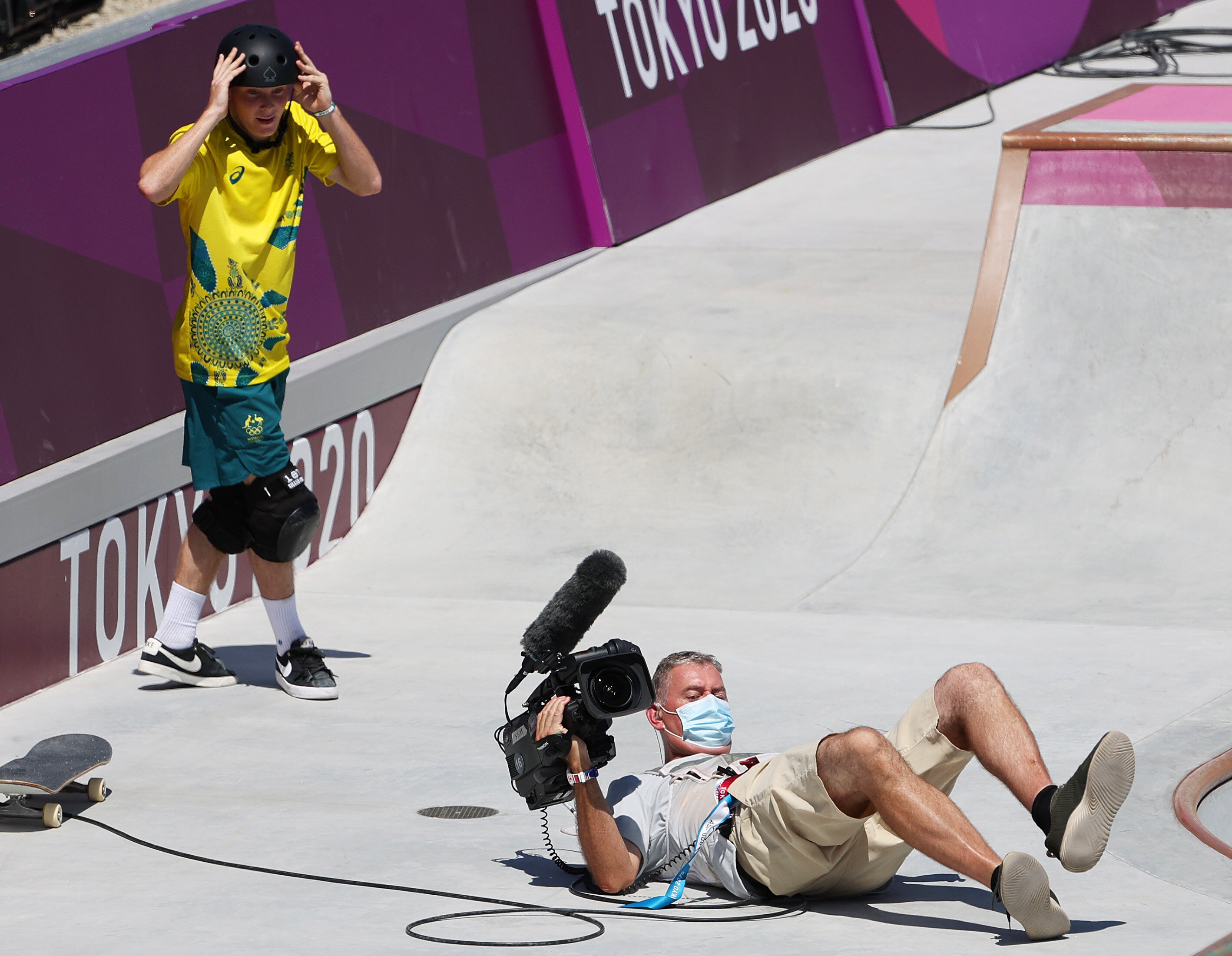 Olympic Skateboarder Wipes Out Cameraman During Men's Park ...