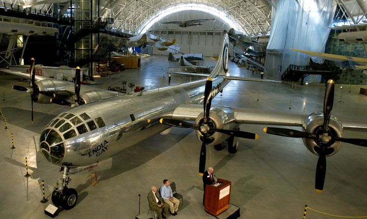 米スミソニアン航空宇宙博物館新館で、報道陣に公開された広島に原爆を投下した「エノラ・ゲイ」の復元機（2003年/アメリカ・バージニア州シャンティリー）