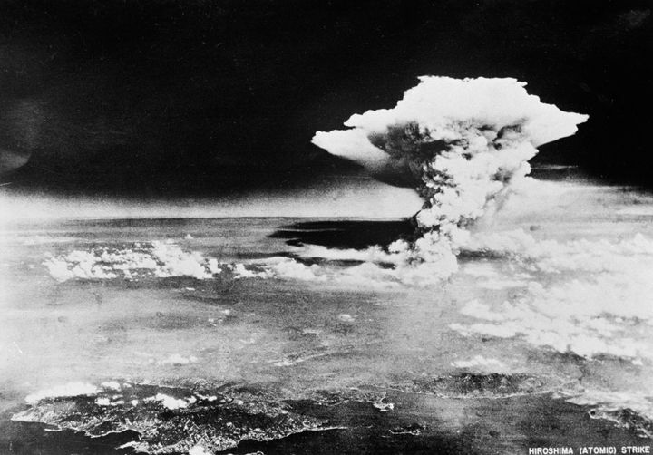 広島原爆の原子雲。投下約１時間後、米軍機が広島南方の倉橋島上空付近から撮影したと推定される（広島県）