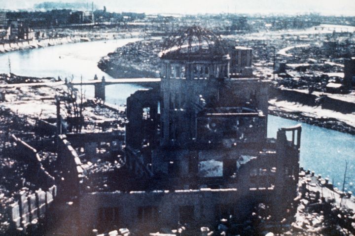 相生橋東詰の商工会議所屋上から見た被爆した産業奨励館（原爆ドーム）（広島）