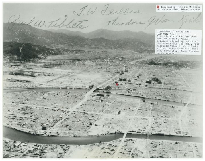 航空機から撮影された被爆後の広島市街地。原爆投下に使われた爆撃機「エノラ・ゲイ」乗組員３人のサイン（上）や爆心地（中央右の赤い印）が書き込まれている＝１９４６年１月［米国立空軍博物館調査課提供］