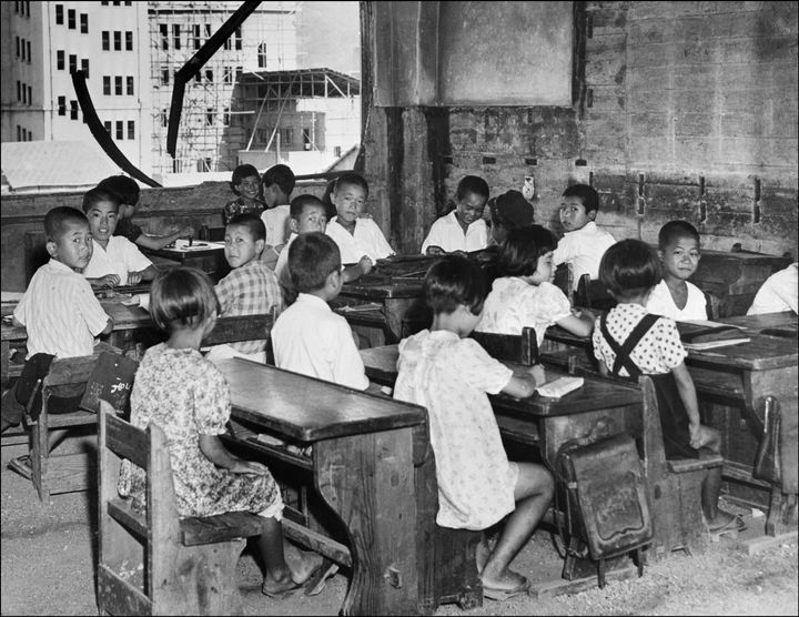 （資料写真＝1948年撮影）原爆が投下されて３年後の広島市で、授業を受ける小学生たち（日本・広島）