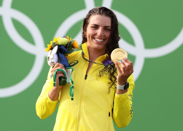 Jessica Fox, médaillée d'or de l'équipe d'Australie, célèbre sa victoire après la finale du canoë-kayak féminin aux JO de Tokyo, le 29 juillet 2021. 