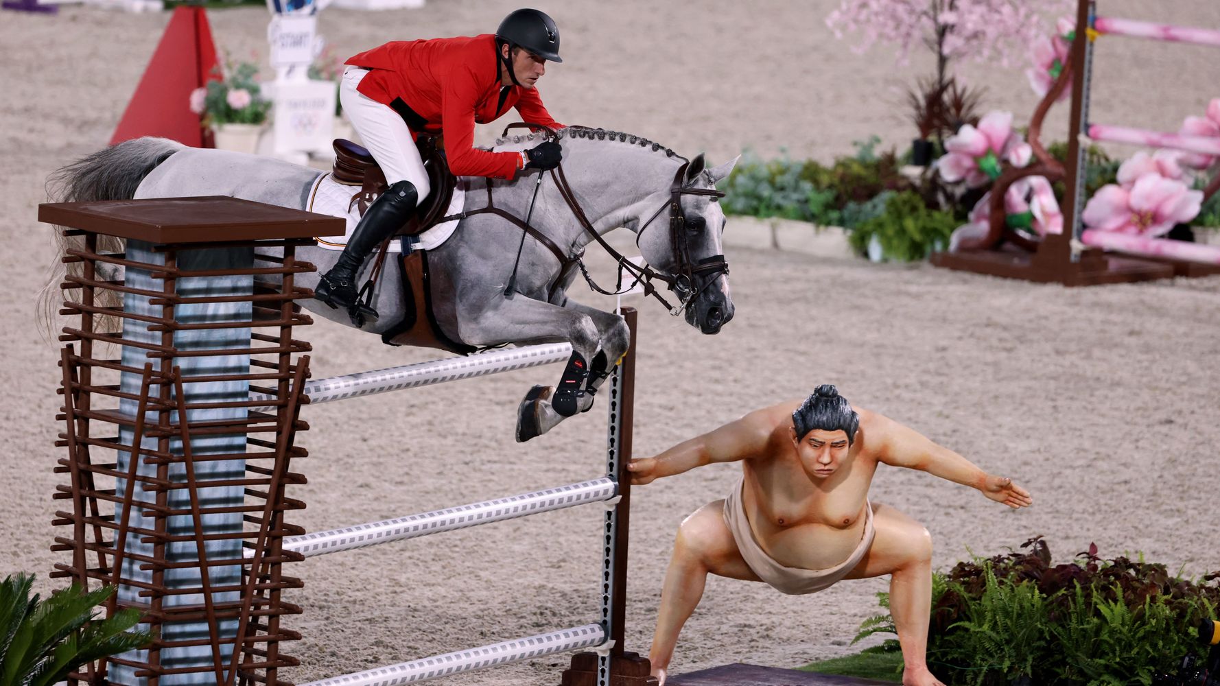 相撲取り が馬術の障害物に 怖くて馬が怯えると選手から苦情続出 本物の人間のよう 東京オリンピック ハフポスト World