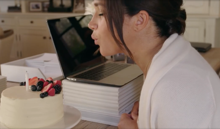Meghan Markle soplando la tarta por su 40º cumpleaños.