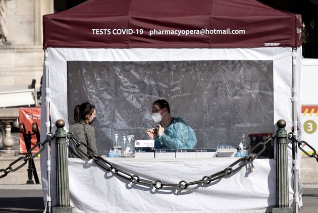 Un nombre record de tests de dépistage du covid-19 ont été réalisés la semaine passée en France (photo d'illustration prise à Paris en mars).