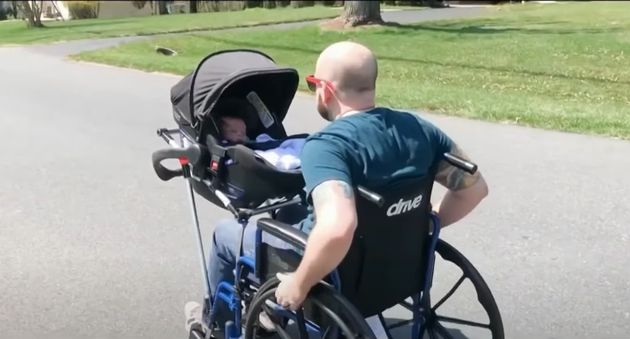 Des élèves d'un lycée américain ont inventé une poussette adaptée pour aider ce père à promener son bébé en totale indépendance