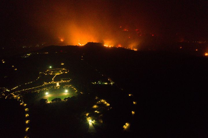 Εφιαλτική εικόνα με την φωτιά σε απόσταση αναπνοής από τις εγκαταστάσεις της Διεθνούς Ολυμπιακής Ακαδημίας