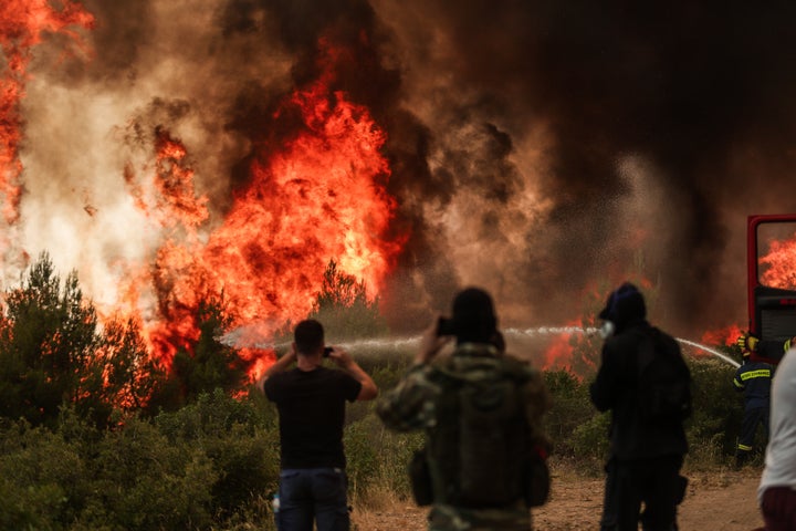 Αναζωπύρωση της πυρκαγιάς στην Βαρυμπόμπη, Πέμπτη 5 Αυγούστου 2021. Στιγμιότυπο από το Κρυονερι (EUROKINISSI/ΒΑΣΙΛΗΣ ΡΕΜΠΑΠΗΣ)