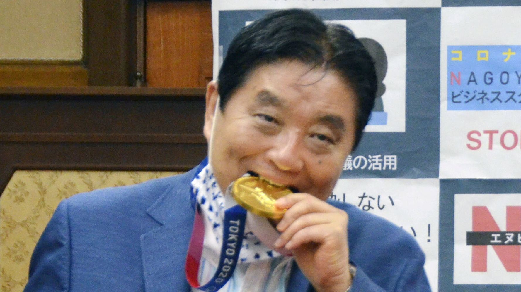 Japanese Mayor Draws Rebuke For Chomping Olympian's Gold Medal