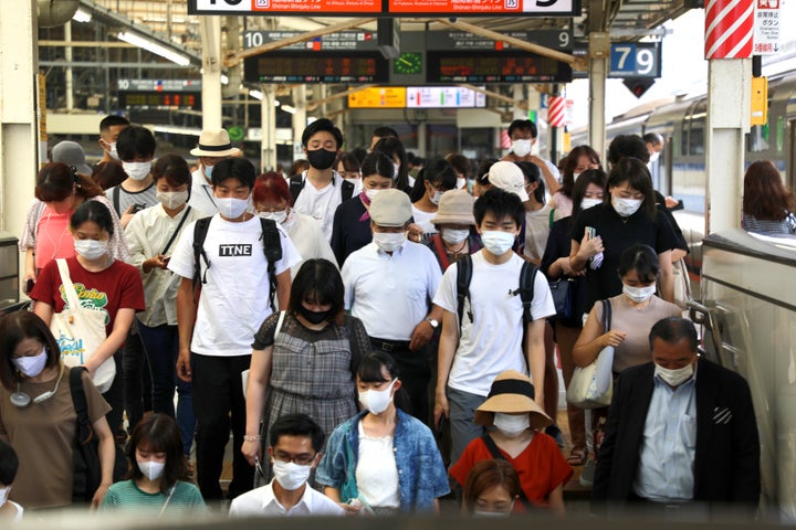 横浜駅、通勤ラッシュの様子＝2020年8月3日