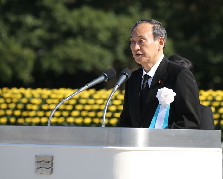 平和記念式典であいさつする菅義偉首相＝8月6日午前、広島市中区