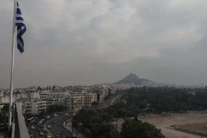 Αποπνικτική η ατμόσφαιρα για ακόμη μια ημέρα πάνω από το λεκανοπέδιο της Αττικής, καθώς πυκνό σύννεφο καπνού από τις πυρκαγιές σε Βαρυμπόπη και Εύβοια έχει καλύψει την Αθήνα, Παρασκευή 6 Αυγούστου 2021.