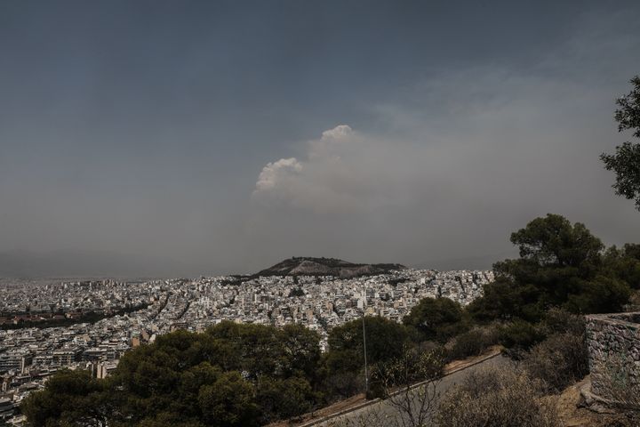 Ορατός από τον λόφο του Λυκαβηττού ο καπνός της αναζωπύρωσης της πυρκαγιάς στην Βαρυμπάμπη