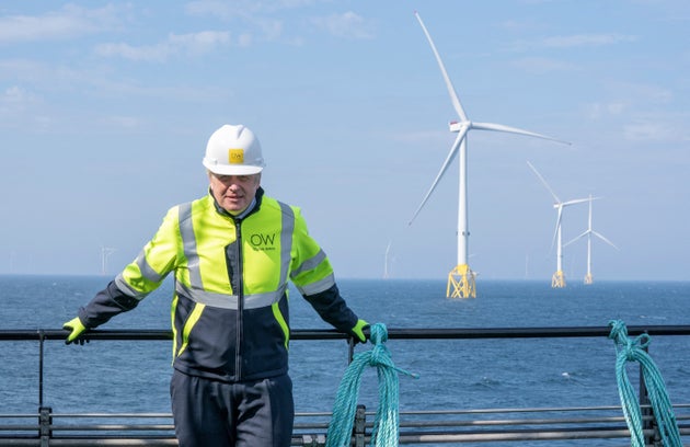Le 1er ministre britannique Boris Johnson lors d'une visite sur un champ d'éoliennes en Ecosse le 5 août 2021.