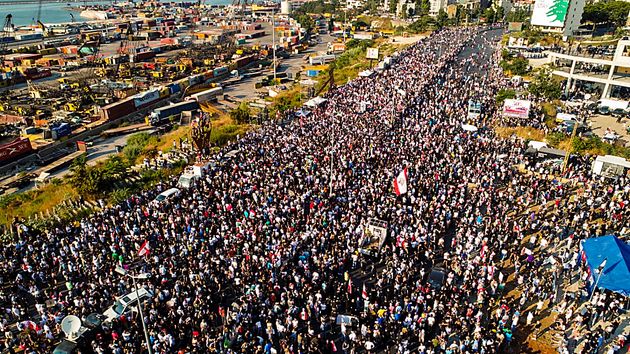 Le 4 août 2021, des manifestants sont rassemblés devant le port de Beyrouth, à l'occasion du 1er anniversaire de l'explosion qui a ravagé le port et la ville, protestant contre l'impunité dont jouissent les dirigeants du pays, alors que son économie est en lambeaux. (Photo by KAMEEL RAYES/AFP via Getty Images)