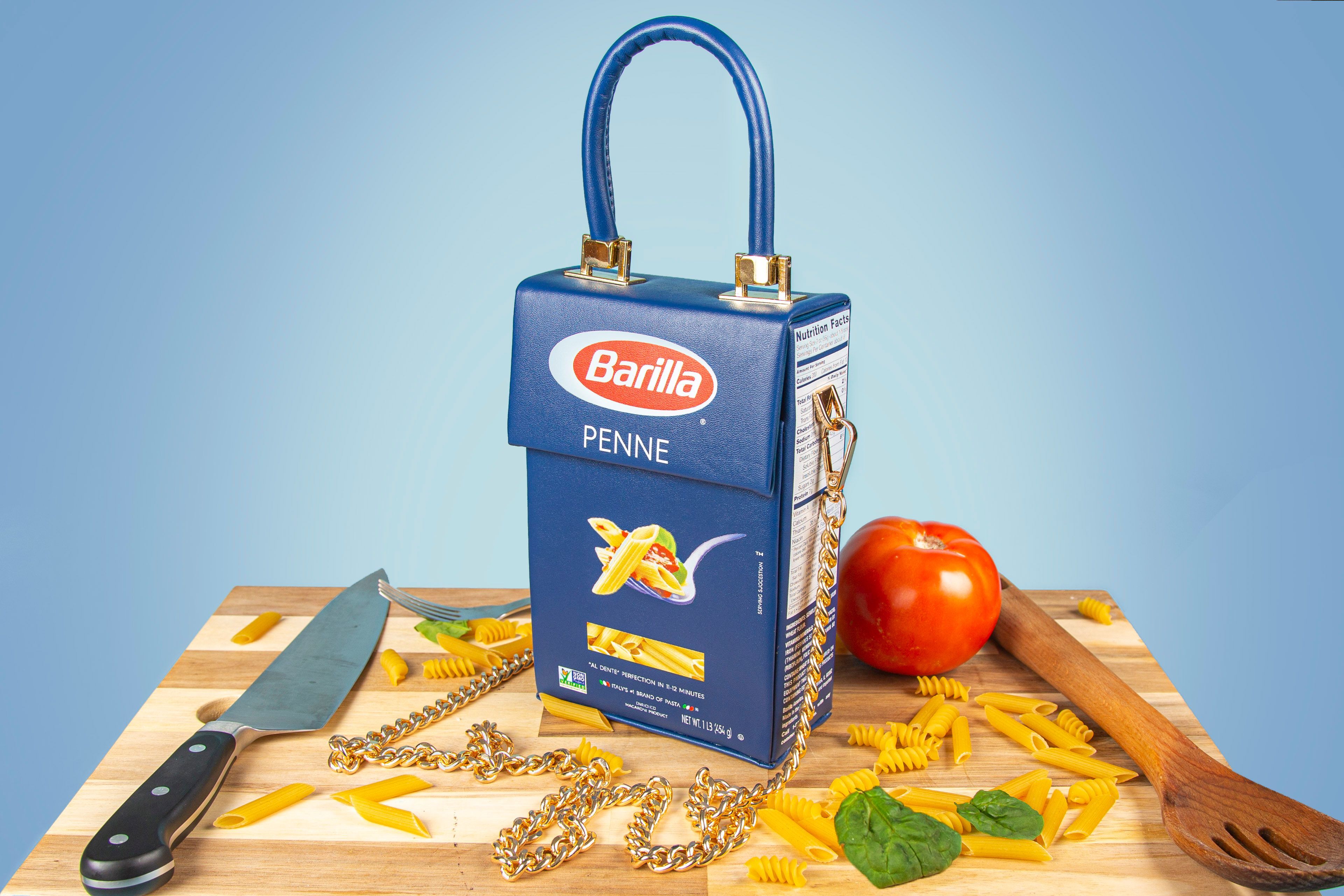 La boîte de pâtes Barilla est devenue un accessoire de mode