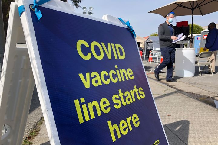 Un centro de vacunación contra COVID-19 en el vecindario Bayview, de San Francisco, California, el 8 de febrero de 2021. (AP Foto/Haven Daley, File)