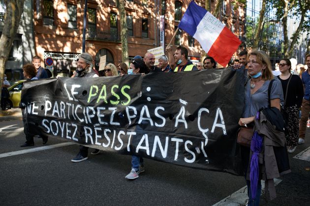 À Toulouse, les locaux de l'Ordre des infirmiers dégradés par des anti-pass sanitaire (Photo: manifestation contre le pass sanitaire le 4 août à Toulouse par Alain Pitton/NurPhoto via Getty Images)