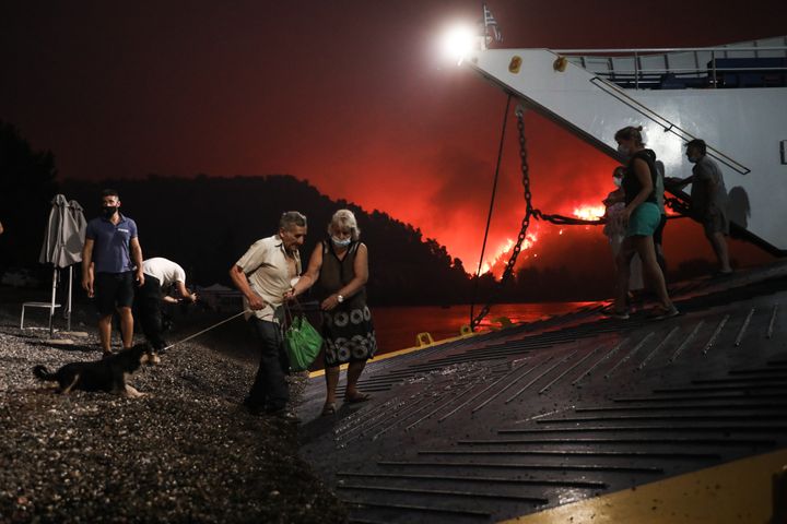 Εκκένωση της Λίμνης Ευβοίας, Παρασκευή 6 Αυγούστου 2021. Κάτοικοι και παραθεριστές εγκαταλείπουν την περιοχή με φέρι μποτ. (EUROKINISSI/ΣΩΤΗΡΗΣ ΔΗΜΗΤΡΟΠΟΥΛΟΣ)