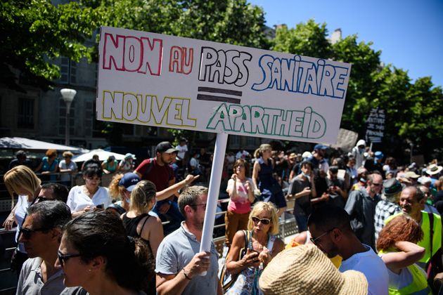 Des journalistes de RTL pris à partie dans des manifestations anti-pass sanitaire (Photo de la manifestation à Marseille le 17 juillet 2021 contre le pass sanitaire - par CLEMENT MAHOUDEAU / AFP)