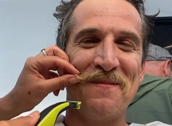 "Asterix": Guillaume Canet annonce la fin du tournage en se rasant la moustache