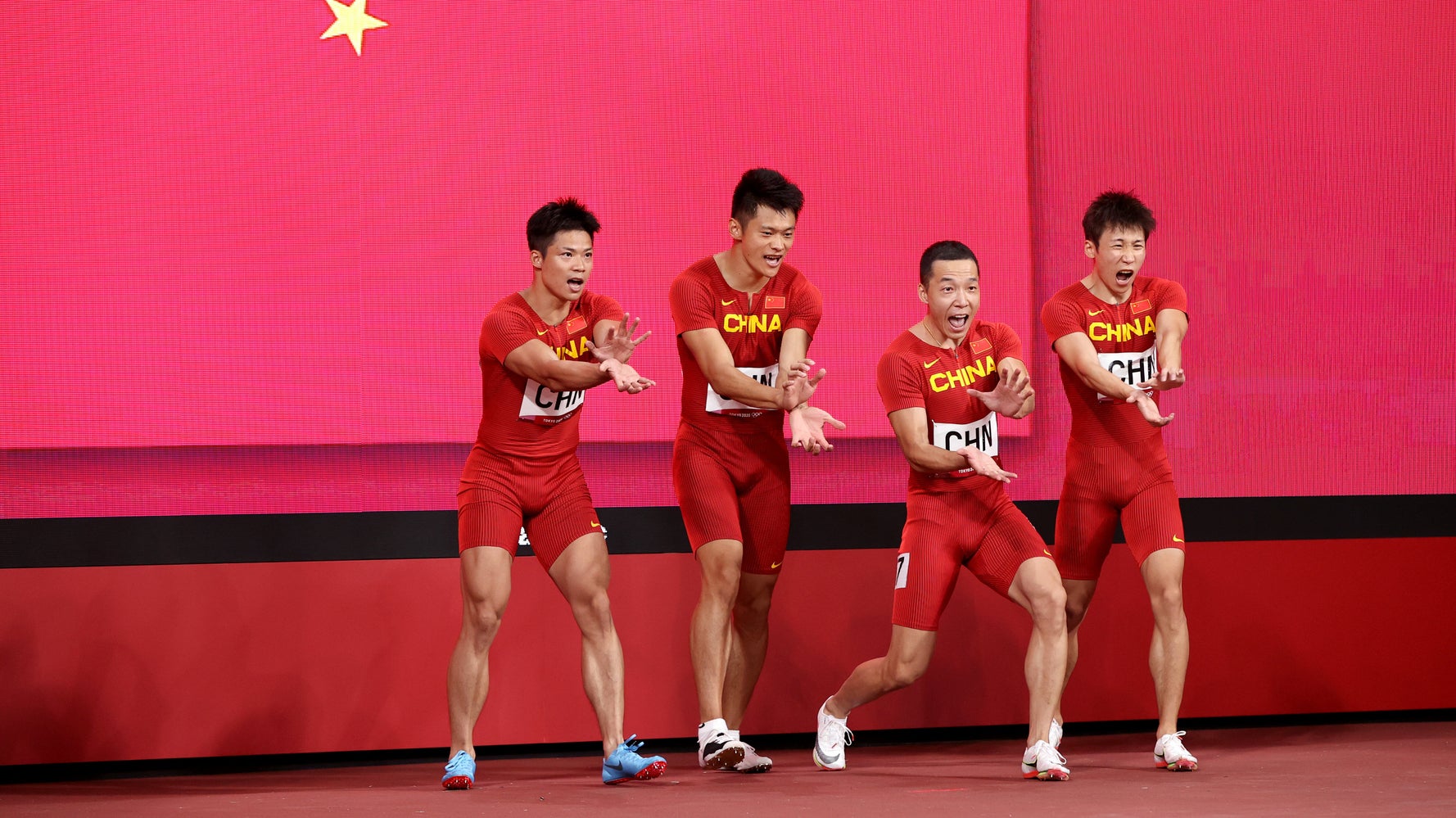 中国 かめはめ波 ドイツは ジョジョ立ち 男子400メートルリレー 最高すぎる入場を披露 東京オリンピック ハフポスト 中国 かめはめ波 ドイツは ジョジョ立ち 男子400メートルリレー 最高すぎる入場を披露 東京オリンピック ハフポスト