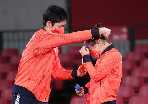 水谷隼選手（左）と伊藤美誠選手（右）。卓球・混合ダブルスでは金メダルに輝いた