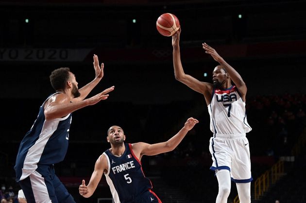 Le joueur des Nets de Brooklyn en NBA, Kevin Durant, ici devant les Français Rudy Gobert (à gauche) et Nicolas Batum (à droite), le samedi 7 août en finale du tournoi olympique de basketball.