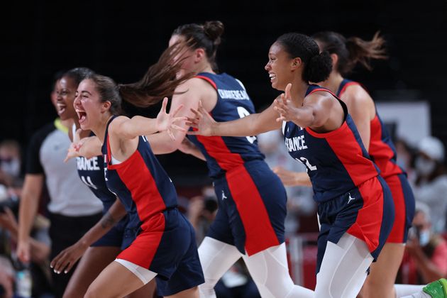 Les basketteuses françaises célèbrent leur victoire en bronze aux JO de Tokyo le 7 août 2021.