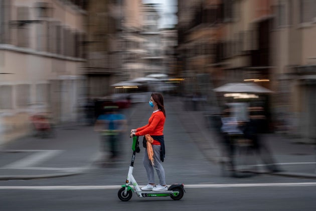 Il Parlamento studia una stretta sui monopattini | Divieto ai minori e obbligo di casco - Vimarsana News