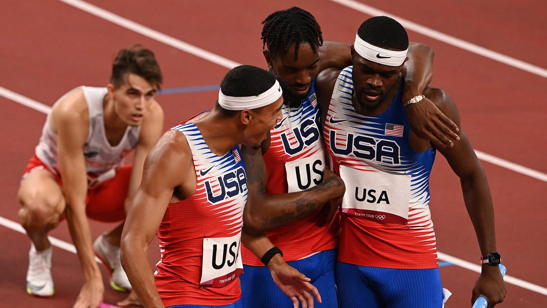бегуны на 100 метров сборная сша. бег на 40 метров. легкая атлетика токио 2021. эстафетный бег 4х100. эстафетный бег 4х400.