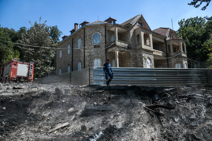 Από τον περιβάλλοντα χώρο των ανακτόρων. 