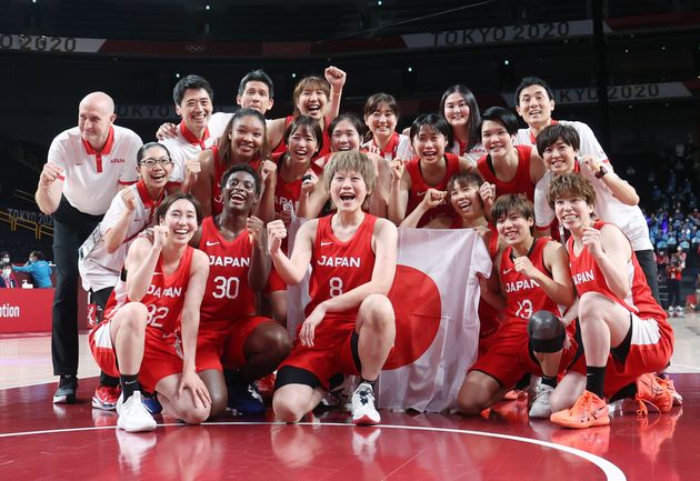 バスケットボール女子で銀メダルを獲得した日本＝8月8日、さいたまスーパーアリーナ