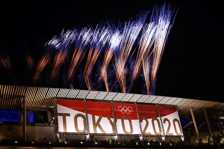 Tokyo 2020 Olympics - The Tokyo 2020 Olympics Closing Ceremony - Olympic Stadium, Tokyo, Japan - August 8, 2021. General view of fireworks above the stadium during the closing ceremony REUTERS/Thomas Peter