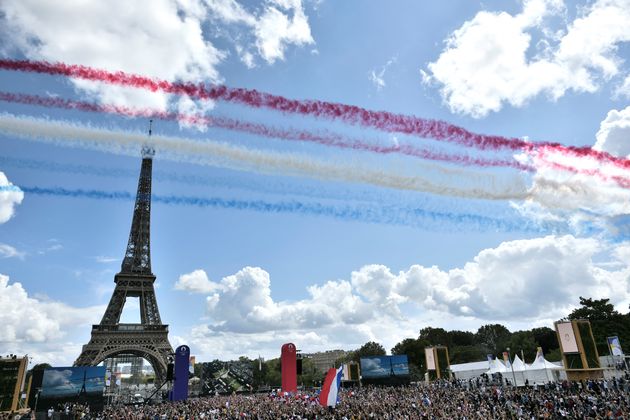 Le Japon passe le flambeau à la France pour les JO 2024 (La patrouille de France survole le Trocadero à Paris à l'occasion de la clôture des JO de Tokyo 2020 et du passage de flambeau à la France le 8 août 2020. Photo par STEPHANE DE SAKUTIN / AFP)