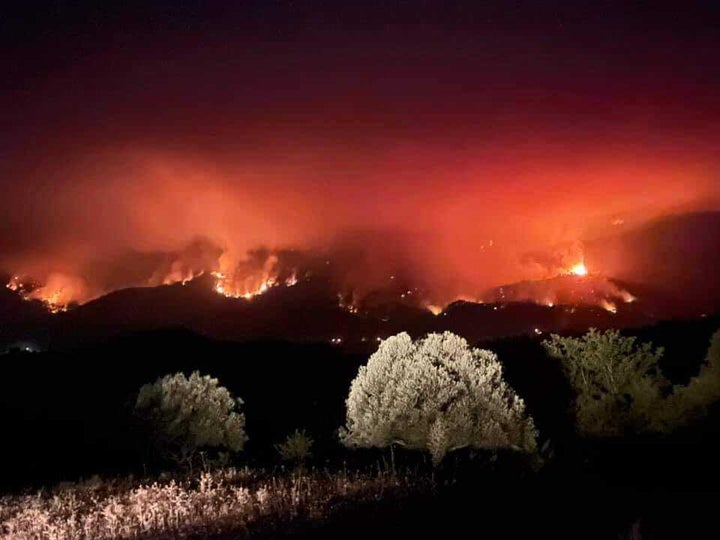 Η φωτιά έχει πλησιάσει κοντά στους οικισμούς, Λιβαδάκι και Τουμπίτσι