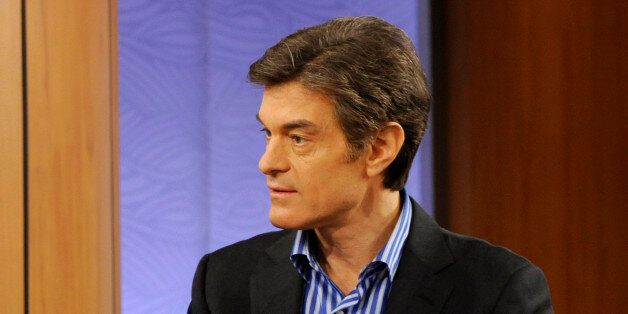 This Jan. 15, 2013, image released by Sony Pictures Television shows actor Charlie Sheen, left, holding a necrotic lung caused by tobacco use, center, and a healthy lung with host Dr. Oz during a taping of "The Dr. Oz Show," in New York. Sheen, who is a heavy smoker, also discusses his manic behavior and anger issues in the episode airing Wednesday, Jan. 16. (AP Photo/Sony Pictures Television, Barbara Nitke)