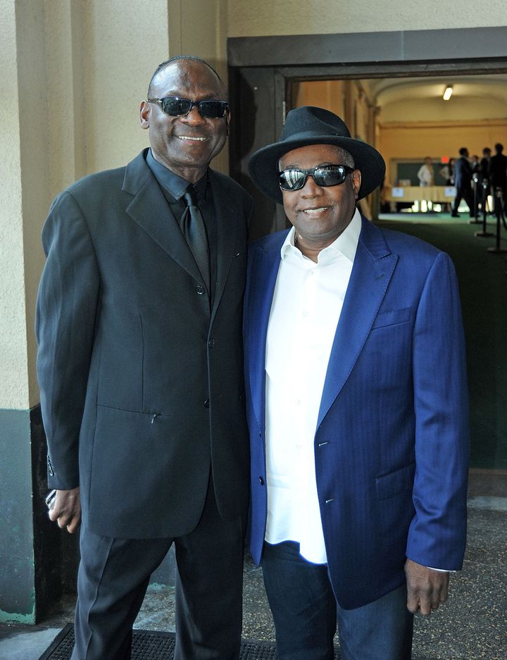 Ο Ντένις Τόμας (δεξιά) κι ο Τζορτζ Μπράουν του συγκροτήματοις of Kool & The Gang στο Hall Of Fame του Νιου Τζέρσεϊ. 