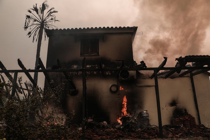 Πυρκαγιά στην Βόρεια Εύβοια, Κυριακή 8 Αυγούστου 2021. Στιγμιότυπο από το χωριό Γούβες. (EUROKINISSI/ΒΑΣΙΛΗΣ ΡΕΜΠΑΠΗΣ)