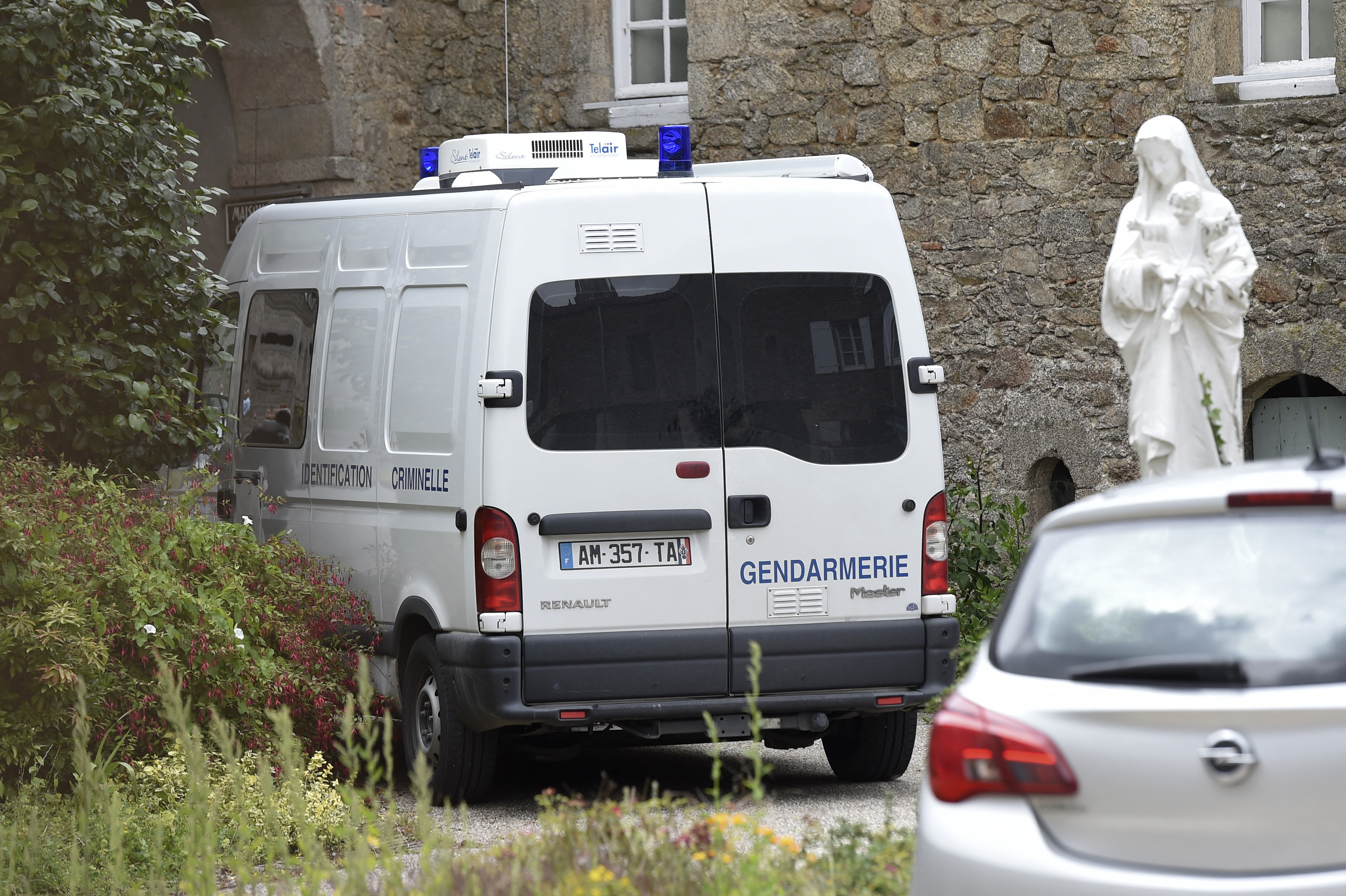 En Vendée, un prêtre tué: pourquoi Emmanuel A. était toujours en France